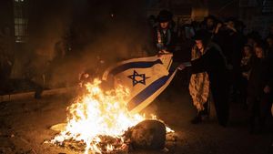Tolak Zionisme, Yahudi Ultra-Ortodoks Bakar Bendera Israel