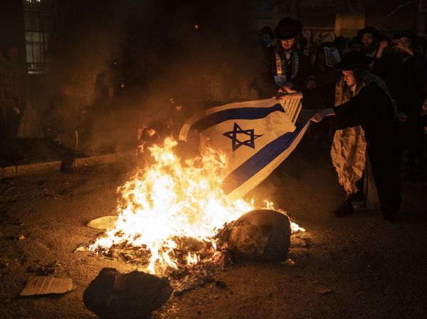 Tolak Zionisme, Yahudi Ultra-Ortodoks Bakar Bendera Israel
