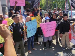 Warga Kletek Sidoarjo Demo Buntut Plt Bupati Lantik Kades Tersangka Korupsi Warga Kletek Sidoarjo Demo Buntut Plt Bupati Lantik Kades Tersangka Korupsi