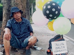 Berprasangka Baik ala Yayat Penjual Balon Seikhlasnya