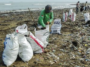 Aksi Bersih-bersih Pantai Talanca Sukabumi Aksi Bersih-bersih Pantai Talanca Sukabumi