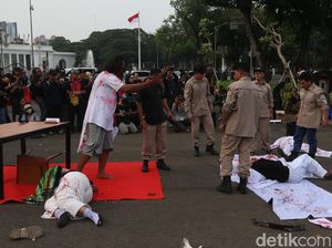 Aksi Teatrikal Ramaikan Kamisan di Depan Istana