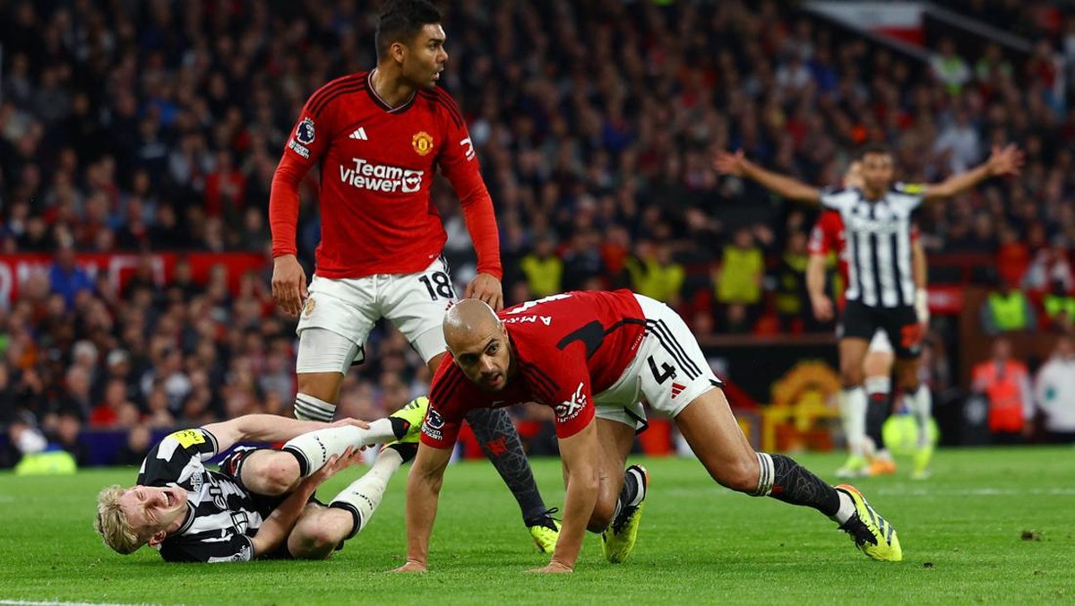 Pelanggaran Amrabat kepada Gordon tidak berbuah penalti untuk Newcastle. Foto: REUTERS/Molly Darlington