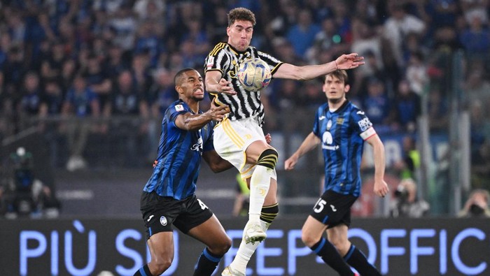 Soccer Football - Coppa Italia - Final - Atalanta v Juventus - Stadio Olimpico, Rome, Italy - May 15, 2024 Juventus Dusan Vlahovic in action with Atalantas Isak Hien REUTERS/Alberto Lingria