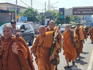 Biksu Thudong Mulai Jalan Kaki dari Semarang Menuju Candi Borobudur Biksu Thudong Mulai Jalan Kaki dari Semarang Menuju Candi Borobudur