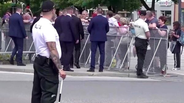 Detik-detik PM Slovakia Ditembak Kakek 71 Tahun di Handlova