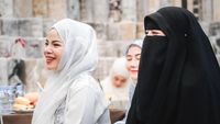 7 Gaya Dinar Candy Berhijab Saat Jadi Ketua Pengajian Bareng Ummi Pipik