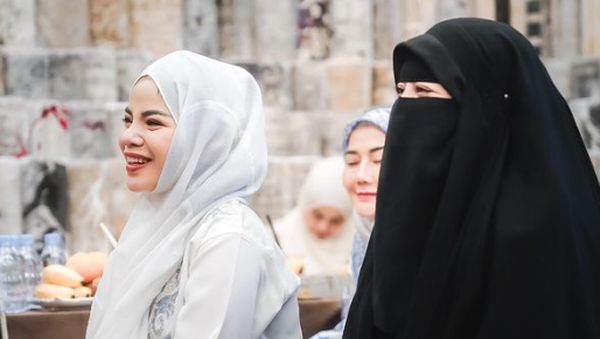 7 Gaya Dinar Candy Berhijab Saat Jadi Ketua Pengajian Bareng Ummi Pipik