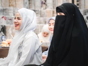 7 Gaya Dinar Candy Berhijab Saat Jadi Ketua Pengajian Bareng Ummi Pipik 7 Gaya Dinar Candy Berhijab Saat Jadi Ketua Pengajian Bareng Ummi Pipik