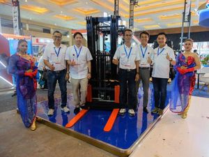 Traktor Nusantara Pamer Solusi Alat Berat Terkini di Forklift Exhibition