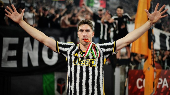 Soccer Football - Coppa Italia - Final - Atalanta v Juventus - Stadio Olimpico, Rome, Italy - May 15, 2024 Juventus' Dusan Vlahovic celebrates after winning the Coppa Italia final REUTERS/Daniele Mascolo