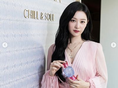 7 Gaya Kim Ji Won Hadiri Acara BVLGARI di Singapura, Elegan Bergaun Pink