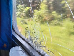 Prakk! Kaca KA Pasundan Retak Dilempar Orang Tak Dikenal di Cilacap