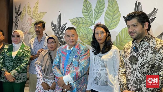 Keluarga Vina Cirebon bertemu Hotman Paris di Central Park Jakarta Barat, Kamis (16/5).
