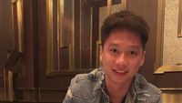 Momen Kevin Sanjaya Makan Kue Cokelat hingga Ngopi di Warung Tenda