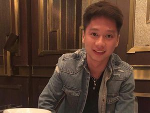 Momen Kevin Sanjaya Makan Kue Cokelat hingga Ngopi di Warung Tenda