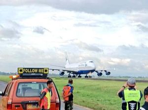 Momen Pesawat Jemaah Haji Keluarkan Percikan Api saat Lepas Landas