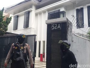 Potret Rumah Adik SYL yang Digeledah KPK, Halamannya Muat 3 Mobil Potret Rumah Adik SYL yang Digeledah KPK, Halamannya Muat 3 Mobil