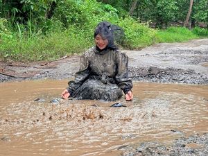 Ummu Hani Mandi Lumpur Kritik Jalan Rusak, Pengamat: Bupati Kudu Lapang Dada Ummu Hani Mandi Lumpur Kritik Jalan Rusak, Pengamat: Bupati Kudu Lapang Dada