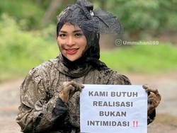 Selebgram Ini Mandi Lumpur untuk Kritik Jalan Rusak, Malah Disindir Bupati