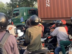 Marunda Jakut Macet karena Perbaikan Jalan, Motor-Truk Besar Parkir