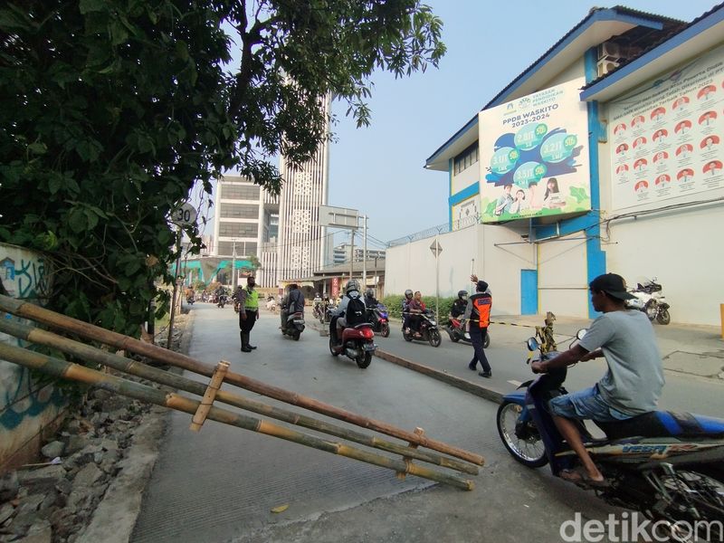 Macet Jl Maruga Imbas Peninggian Jalan Depan City Gallery Tangsel (Maulana Ilhami Fawdi/detikcom)