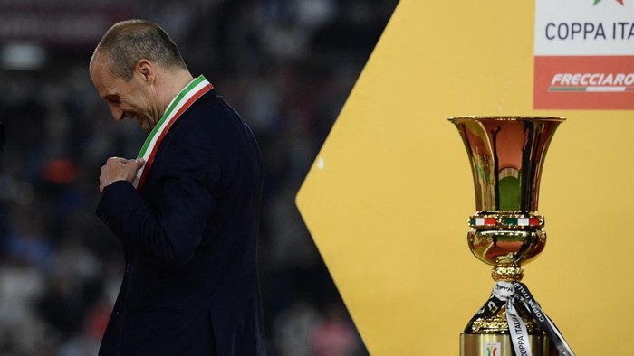 Juventus Italian coach Massimiliano Allegri adjusts his medal after winning the Italian Cup Final between Atalanta and Juventus at the Olympic stadium in Rome on May 15, 2024. (Photo by Filippo MONTEFORTE / AFP)
