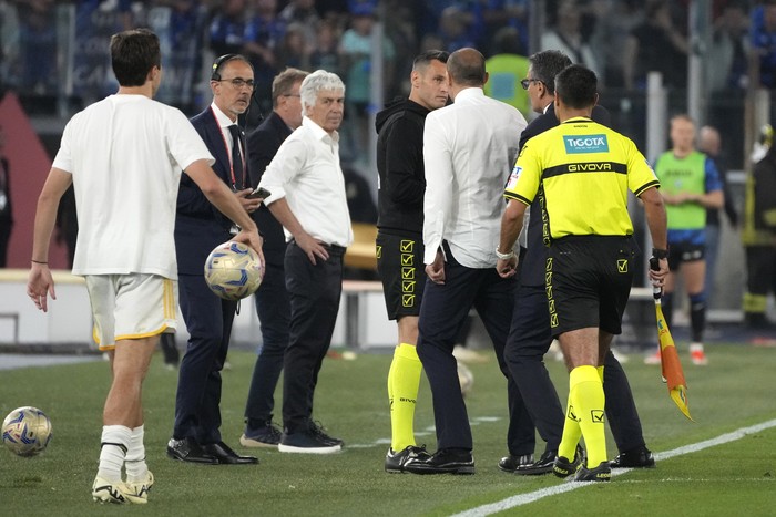 Juventus head coach Massimiliano Allegri, third from right, reacts as he leaves the pitch after getting a red card during the Italian Cup final soccer match between Atalanta and Juventus at Romes Olympic Stadium, Wednesday, May 15, 2024. (AP Photo/Gregorio Borgia)