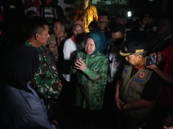 Mensos Risma Minta Lokasi Pengungsi Korban Banjir Bandang Sumbar Dipindah