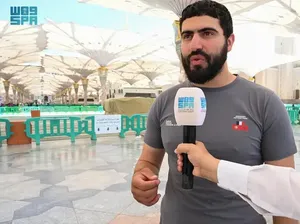 Pria Asal Prancis Jalan Kaki 8 Bulan Lewati 4 Musim untuk Umrah ke Makkah