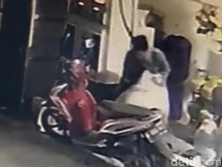 Momen Pria dalam Sarung Dibuang Ponakan di Pamulang Terekam CCTV