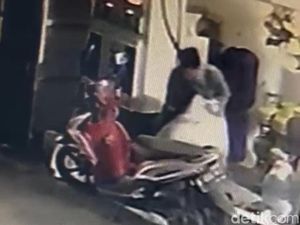 Rekaman CCTV Pria Bawa Bungkusan Isi Mayat Paman di Ciputat Rekaman CCTV Pria Bawa Bungkusan Isi Mayat Paman di Ciputat