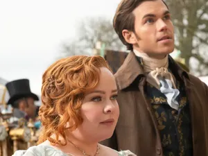 8 Potret Nicola, Bintang Bridgerton 3 Lawan Bodyshaming dengan Adegan Seks