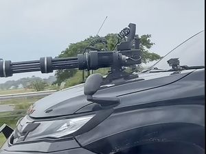 Mitsubishi Pajero Pakai Aksesori Senapan Mesin di Kap, Emang Aman? Mitsubishi Pajero Pakai Aksesori Senapan Mesin di Kap, Emang Aman?