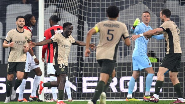 Paris Saint-Germains French defender #42 Yoram Zague (C) celebrates scoring his teams second goal during the French L1 football match between OGC Nice and Paris Saint-Germain (PSG) at the Allianz Riviera Stadium in Nice, south-eastern France, on May 15, 2024. (Photo by NICOLAS TUCAT / AFP)