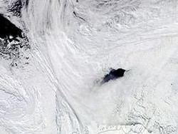 Lubang Es di Antartika Seukuran Negara Swiss Retak, Ini Penyebabnya