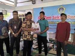 Tak Melaut karena Cuaca Buruk, Ribuan Nelayan di Gresik Terima Bantuan