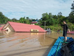 Penampakan Polsek Long Bagun Mahakam Ulu Terendam Banjir hingga Bagian Atap