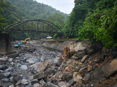 Penampakan Jalan Nasional Porak-poranda Imbas Banjir Bandang di Sumbar