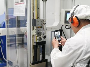 Mengintip Pengujian Oppo A60 yang Tahan Banting Mengintip Pengujian Oppo A60 yang Tahan Banting