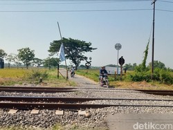 Usai Mobil Tertabrak KA Tewaskan 2 Orang, Perlintasan Boto Klaten Dijaga Warga