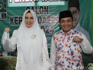 Fadia Arafiq Kembalikan Formulir Penjaringan Pilkada Pekalongan ke 2 Parpol