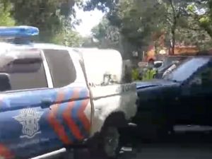 Warga Keluhkan Limbah Mobil Menumpuk di Jalan Bandang, Polisi Pindahkan