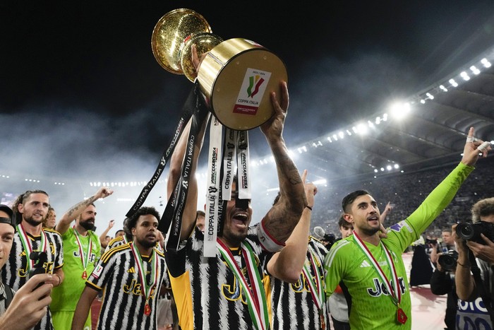 Potret Juventus Sabet Juara Coppa Italia Juventus' players celebrate with the trophy at the end of the Italian Cup final soccer match between Atalanta and Juventus at Rome's Olympic Stadium, Wednesday, May 15, 2024. (AP Photo/Gregorio Borgia)