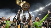 Para pemain Juventus merayakan kemenangan tersebut dengan mengarak trofi keliling lapangan di hadapan para suporter.  
