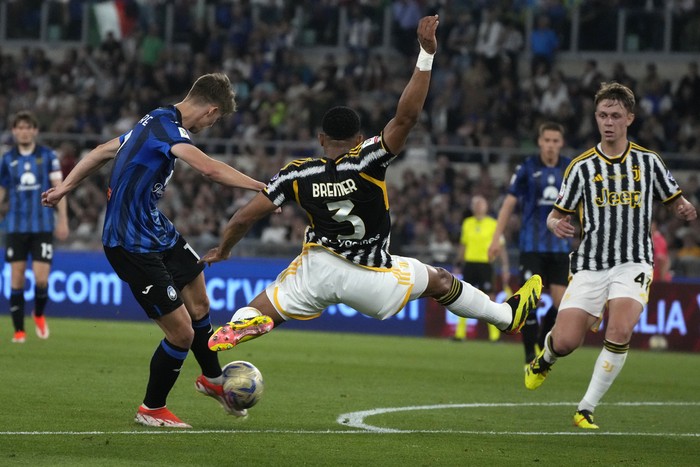 Juventus' players celebrate with the trophy at the end of the Italian Cup final soccer match between Atalanta and Juventus at Rome's Olympic Stadium, Wednesday, May 15, 2024. (AP Photo/Gregorio Borgia)