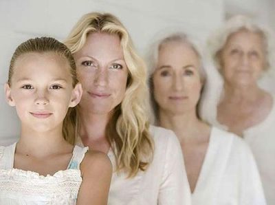 Potret Keluarga Beda Generasi Bikin Iri dan Menyentuh Hati