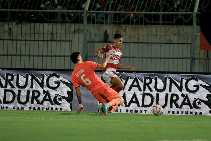 Riski Afrisal dalam pertandingan Madura United vs Borneo FC