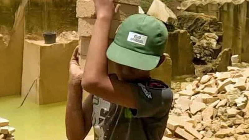 Kisah Sani yang Terpaksa Putus Sekolah hingga Jadi Kuli Angkut Batu