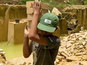 Kisah Sani yang Terpaksa Putus Sekolah hingga Jadi Kuli Angkut Batu